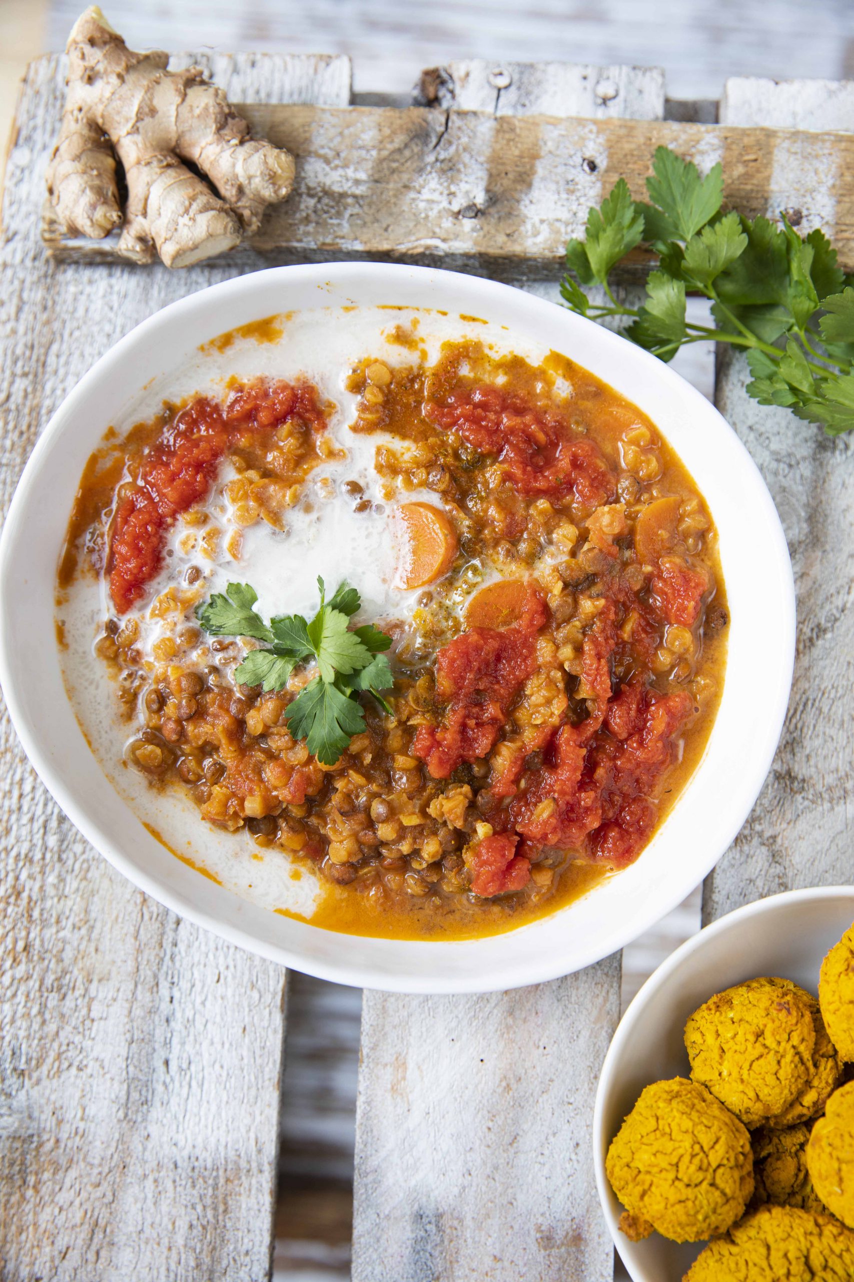 Linsen-Dal mit Curry Falafel